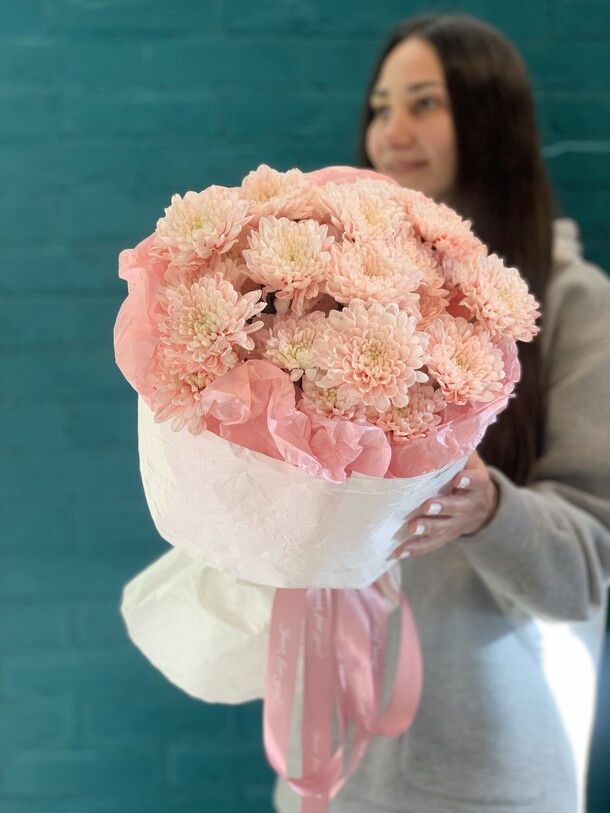 Букет 5 хризантем, артикул F1114154 - 3000 рублей, доставка по городу. Flawery - доставка цветов