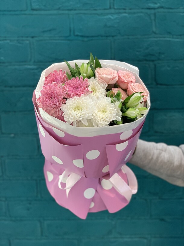 Букет из хризантем и роз, артикул F1114158 - 2150 рублей, доставка по городу. Flawery - доставка цветов