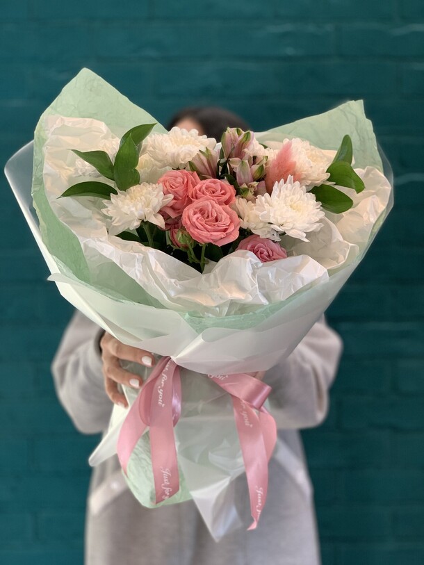 Букет из роз и хризантемы, артикул F1114159 - 2240 рублей, доставка по городу. Flawery - доставка цветов