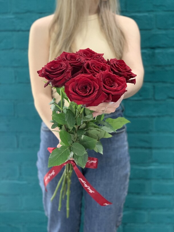 Букет 7 красных роз, артикул F1114179 - 2200 рублей, доставка по городу. Flawery - доставка цветов