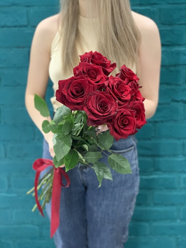 Букет 9 красных роз, артикул F1114181 - 2760 рублей, доставка по городу. Flawery - доставка цветов