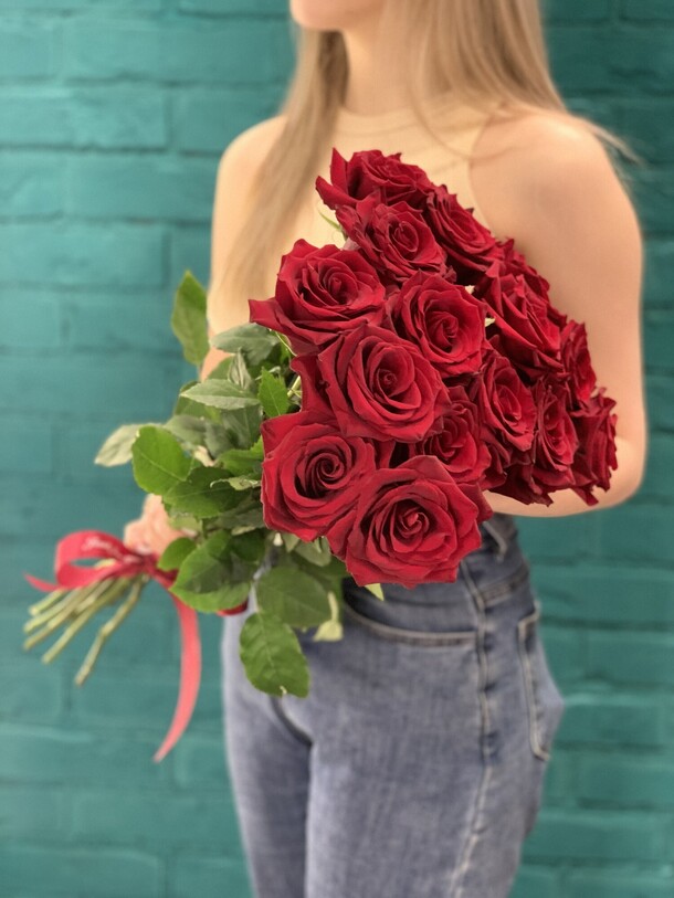 Букет 15 красных роз, артикул F1114189 - 4500 рублей, доставка по городу. Flawery - доставка цветов