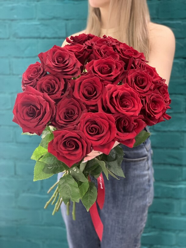 Букет 21 красная роза, артикул F1114191 - 6240 рублей, доставка по городу. Flawery - доставка цветов