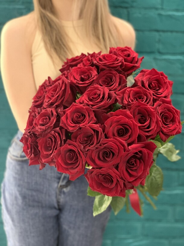 Букет 25 красных роз, артикул F1114237 - 7400 рублей, доставка по городу. Flawery - доставка цветов