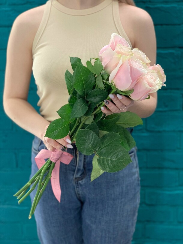 Букет 7 роз, артикул F1114239 - 2200 рублей, доставка по городу. Flawery - доставка цветов