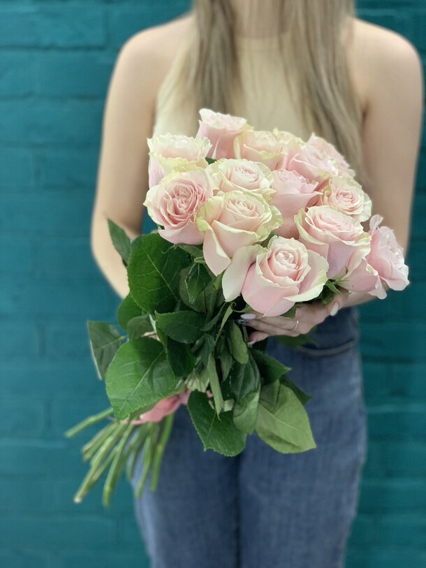 Букет 15 розовых роз, артикул F1114246 - 4500 рублей, доставка по городу. Flawery - доставка цветов