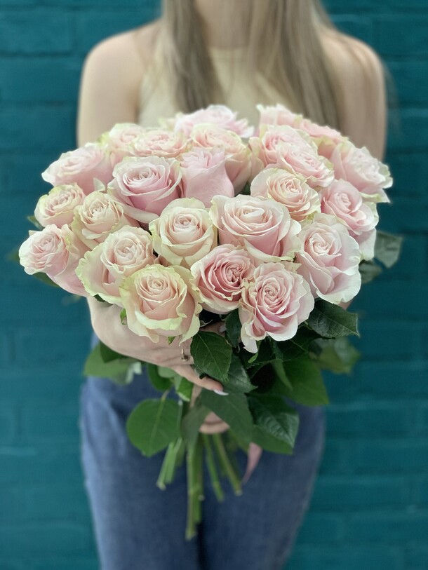 Букет 25 розовых роз, артикул F1114256 - 7400 рублей, доставка по городу. Flawery - доставка цветов