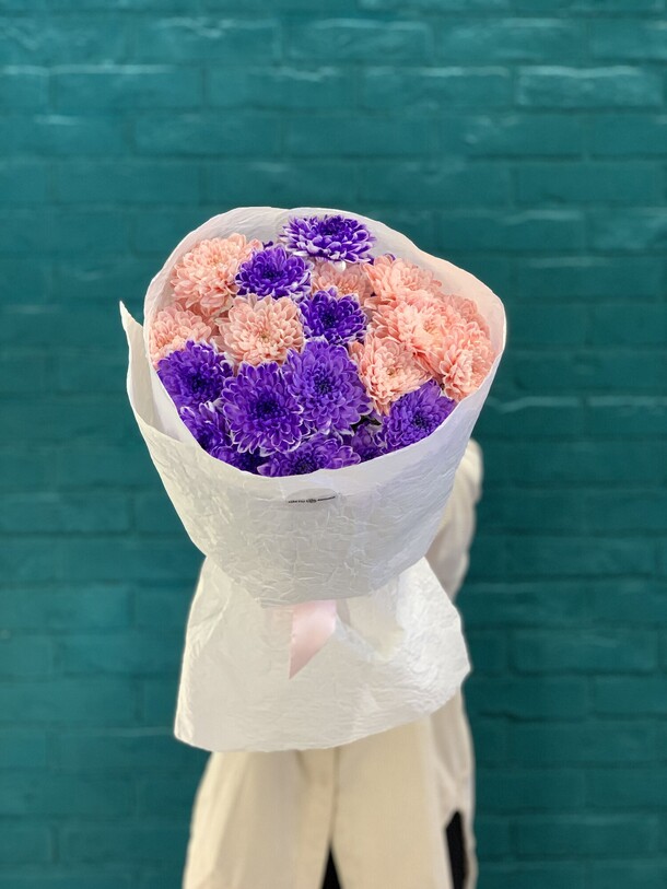 Букет 5 хризантем, артикул F1114370 - 2650 рублей, доставка по городу. Flawery - доставка цветов