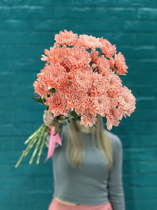 Букет 5 хризантем, артикул F1114508 - 2250 рублей, доставка по городу. Flawery - доставка цветов