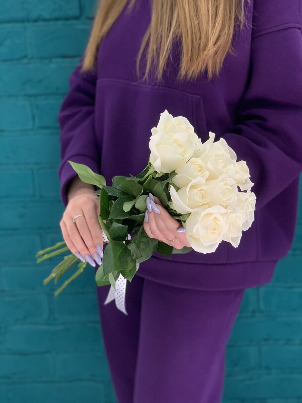 Букет 11 роз, артикул F1115243 - 1570 рублей, доставка по городу. Flawery - доставка цветов