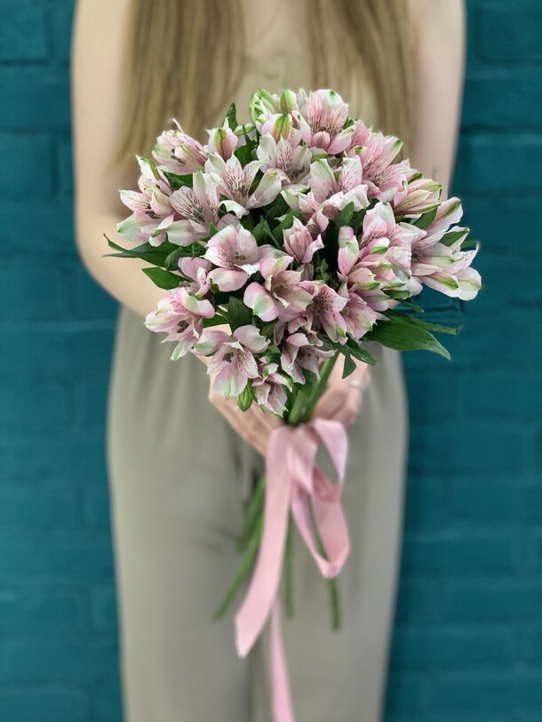 Букет 5 альстромерий, артикул F1115533 - 2000 рублей, доставка по городу. Flawery - доставка цветов