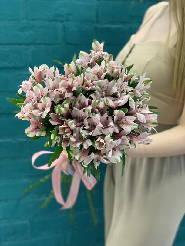 Букет 9 альстромерий, артикул F1115534 - 2670 рублей, доставка по городу. Flawery - доставка цветов