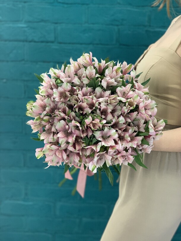 Букет 15 альстромерий, артикул F1115535 - 4350 рублей, доставка по городу. Flawery - доставка цветов