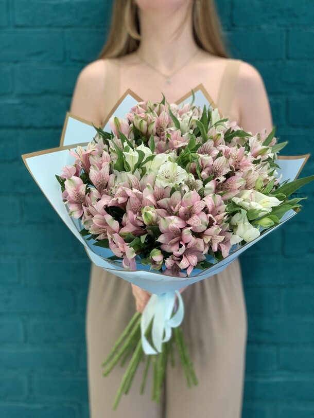 Букет 17 альстромерий, артикул F1115545 - 8331 рублей, доставка по городу. Flawery - доставка цветов