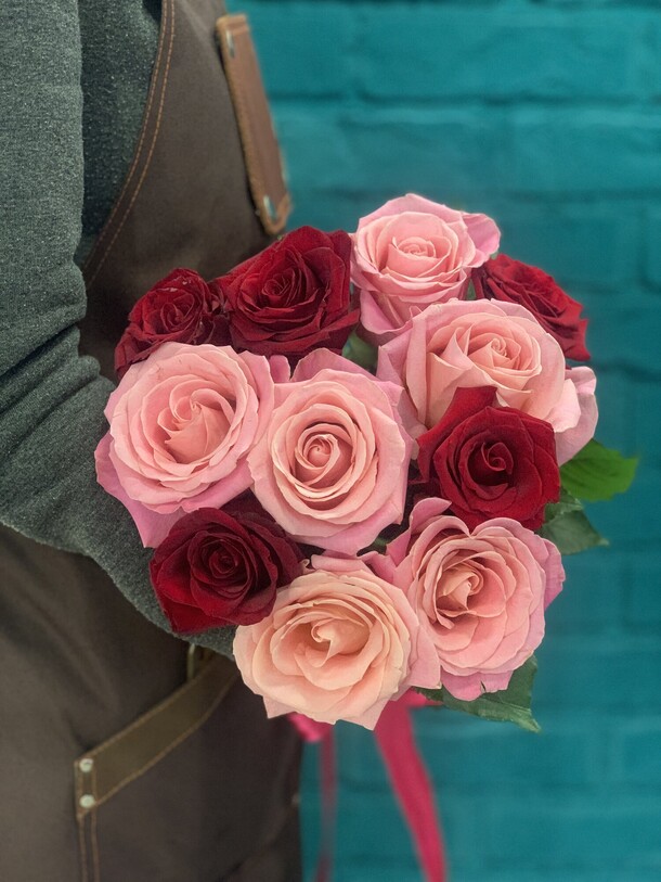 Букет 11 роз, артикул F1121765 - 3340 рублей, доставка по городу. Flawery - доставка цветов