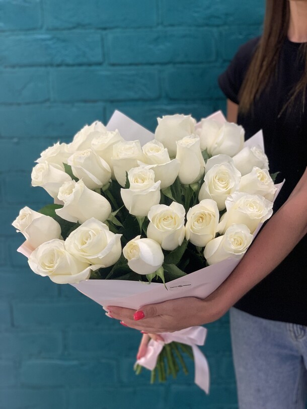 Букет 25 белых роз, артикул F1123978 - 7680 рублей, доставка по городу. Flawery - доставка цветов