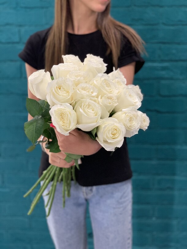Букет 19 белых роз, артикул F1123983 - 5660 рублей, доставка по городу. Flawery - доставка цветов