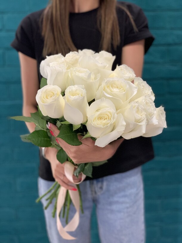 Букет 17 белых роз, артикул F1123996 - 5080 рублей, доставка по городу. Flawery - доставка цветов