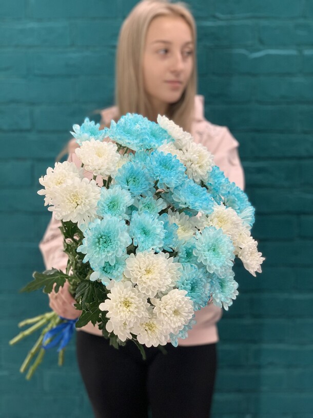 Букет 9 хризантем, артикул F1124000 - 3950 рублей, доставка по городу. Flawery - доставка цветов