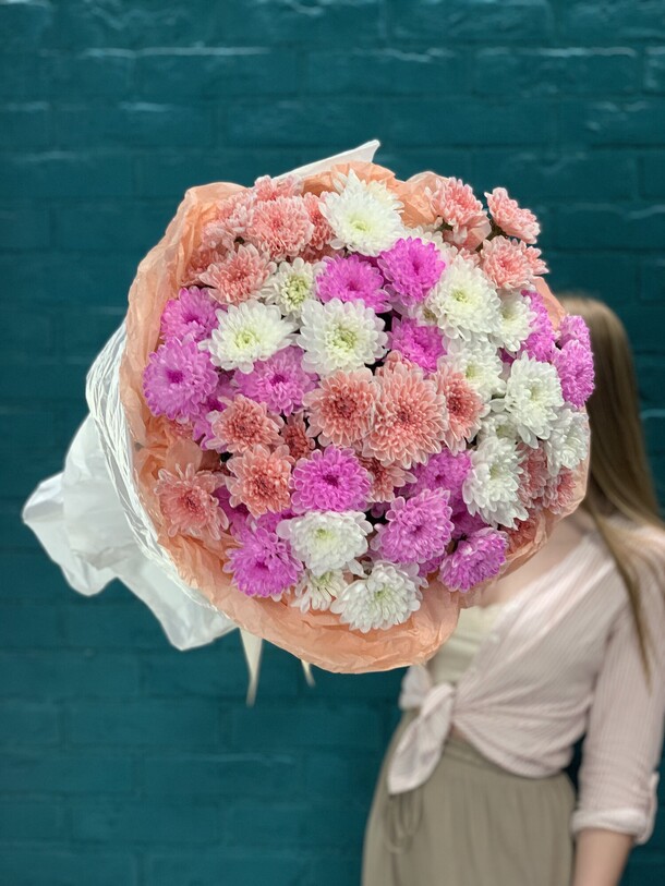 Букет 13 хризантем, артикул F1124035 - 6010 рублей, доставка по городу. Flawery - доставка цветов