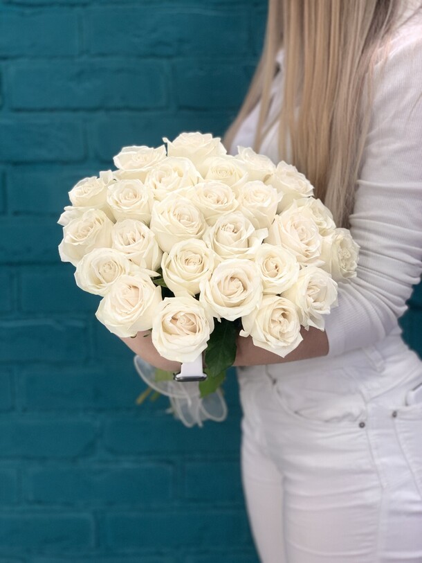 Букет 25 белых роз, артикул F1131027 - 7400 рублей, доставка по городу. Flawery - доставка цветов