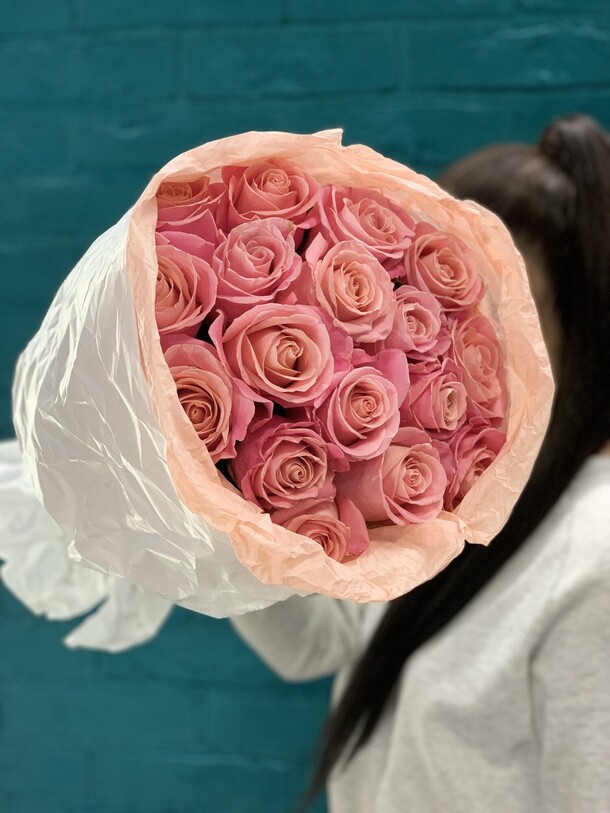 Букет 17 розовых роз, артикул F1131318 - 5630 рублей, доставка по городу. Flawery - доставка цветов