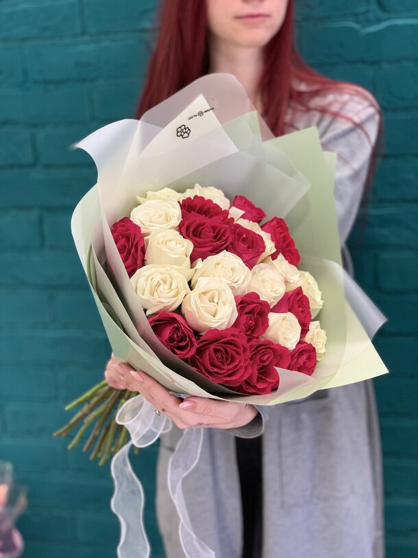 Букет 23 розы, артикул F1131833 - 3400 рублей, доставка по городу. Flawery - доставка цветов