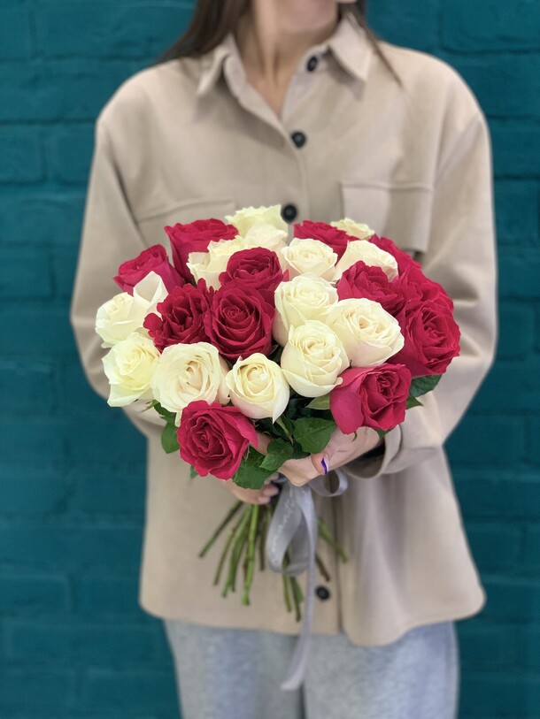 Букет 25 красных и белых  роз, артикул F1132283 - 3375 рублей, доставка по городу. Flawery - доставка цветов