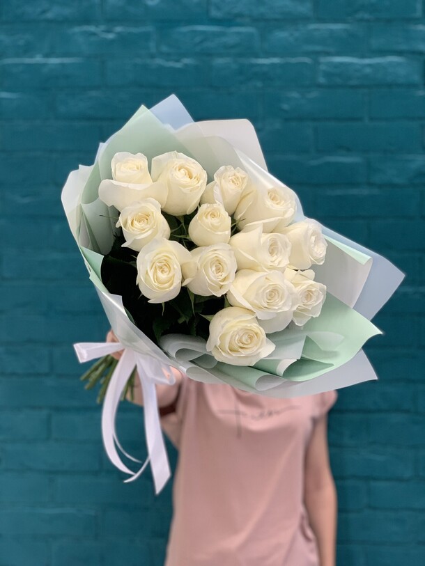 Букет 13 белых роз, артикул F1132444 - 4350 рублей, доставка по городу. Flawery - доставка цветов