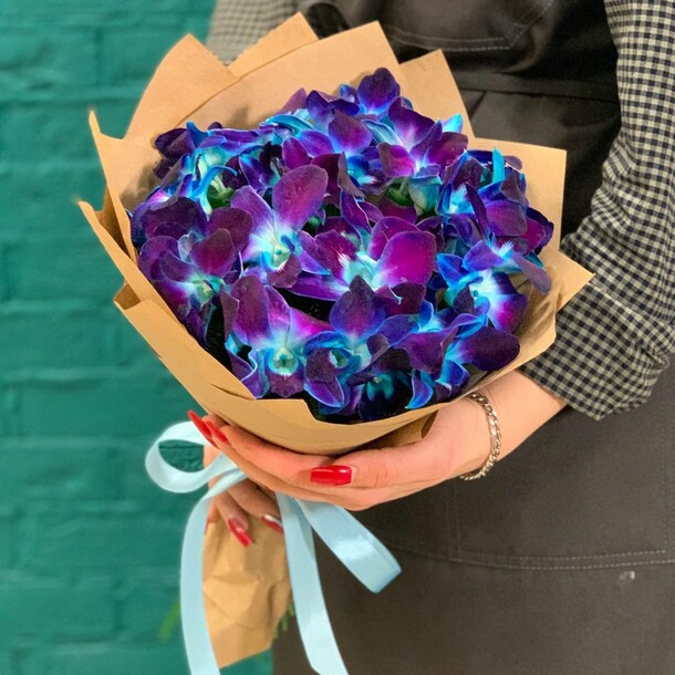 Букет из 17 синих орхидей (дендробиум), артикул F1400730 - 7740 рублей, доставка по городу. Flawery - доставка цветов