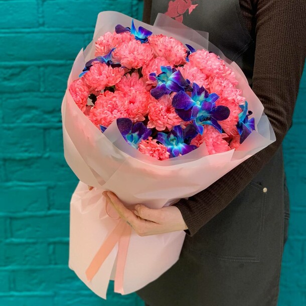 Букет из хризантемы и дендробиума, артикул F1405655 - 4800 рублей, доставка по городу. Flawery - доставка цветов