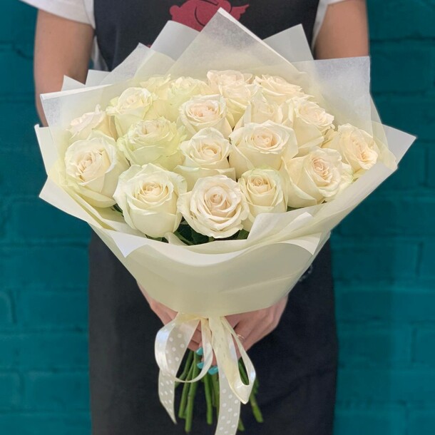 Букет из 19 белых роз, артикул F1405660 - 6100 рублей, доставка по городу. Flawery - доставка цветов