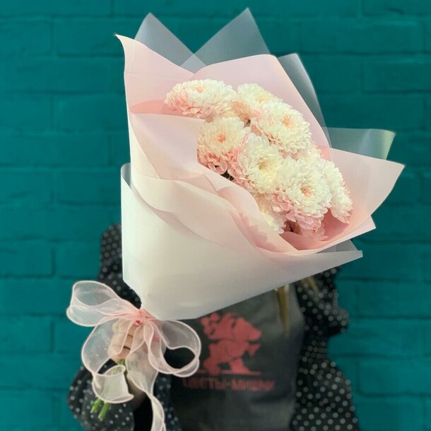 Букет из 3 розовых хризантем, артикул F1405667 - 1700 рублей, доставка по городу. Flawery - доставка цветов