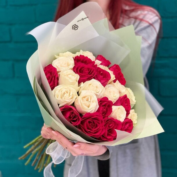 Букет из 23 роз, артикул F1405680 - 3400 рублей, доставка по городу. Flawery - доставка цветов