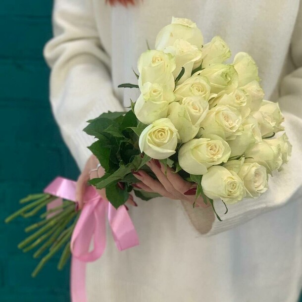 Букет из 21 белой розы, артикул F1405690 - 2860 рублей, доставка по городу. Flawery - доставка цветов