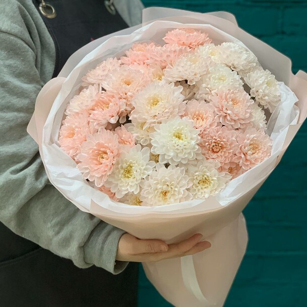 Букет из 7 хризантем, артикул F1405706 - 3490 рублей, доставка по городу. Flawery - доставка цветов