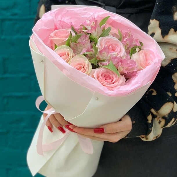 Букет из роз и альстромерий, артикул F1405714 - 3950 рублей, доставка по городу. Flawery - доставка цветов