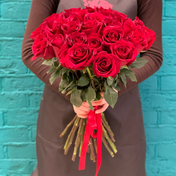 Букет из 25 красных роз, артикул F1406120 - 7400 рублей, доставка по городу. Flawery - доставка цветов