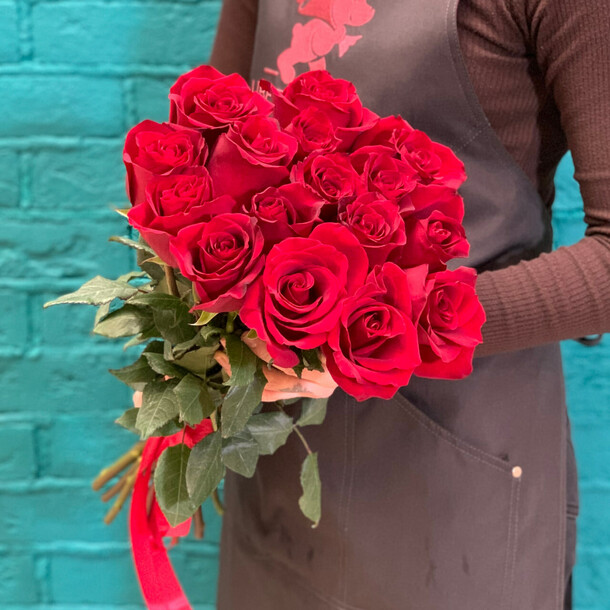 Букет из 15 красных роз, артикул F1406122 - 4500 рублей, доставка по городу. Flawery - доставка цветов