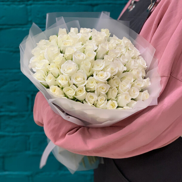 Букет из 75 белоснежных роз, артикул F1406183 - 10105 рублей, доставка по городу. Flawery - доставка цветов