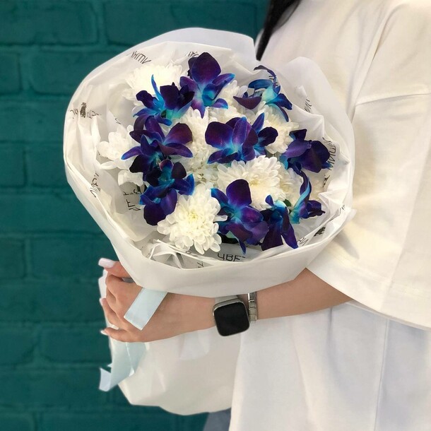 Букет из хризантемы и орхидеи, артикул F1406939 - 5680 рублей, доставка по городу. Flawery - доставка цветов