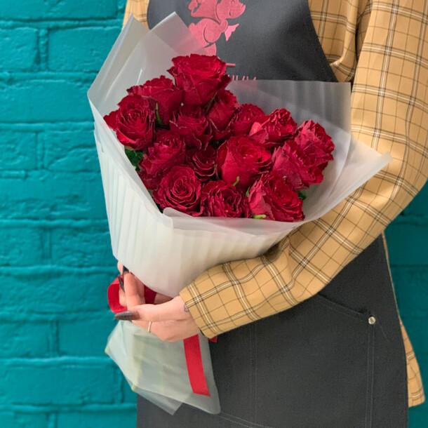 Букет из 15 красных роз, артикул F1407978 - 2670 рублей, доставка по городу. Flawery - доставка цветов