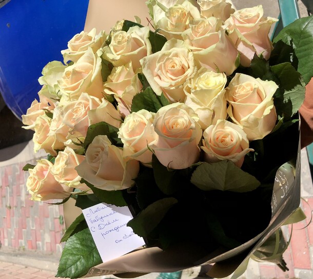 Букет из персиковой розы, артикул F113775 - 7718 рублей, доставка по городу. Flawery - доставка цветов