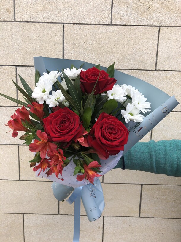 Нежный букет-комплимент, артикул F113780 - 4287 рублей, доставка по городу. Flawery - доставка цветов