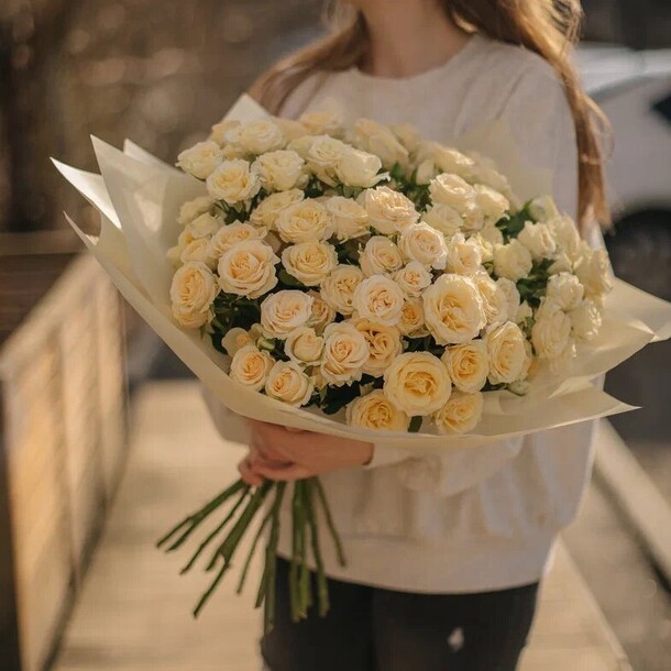 Букет из кустовых роз, артикул F1143193 - 8150 рублей, доставка по городу. Flawery - доставка цветов