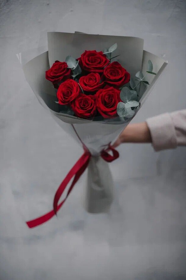 7 красных роз с эвкалиптом, артикул F1149036 - 5500 рублей, доставка по городу. Flawery - доставка цветов