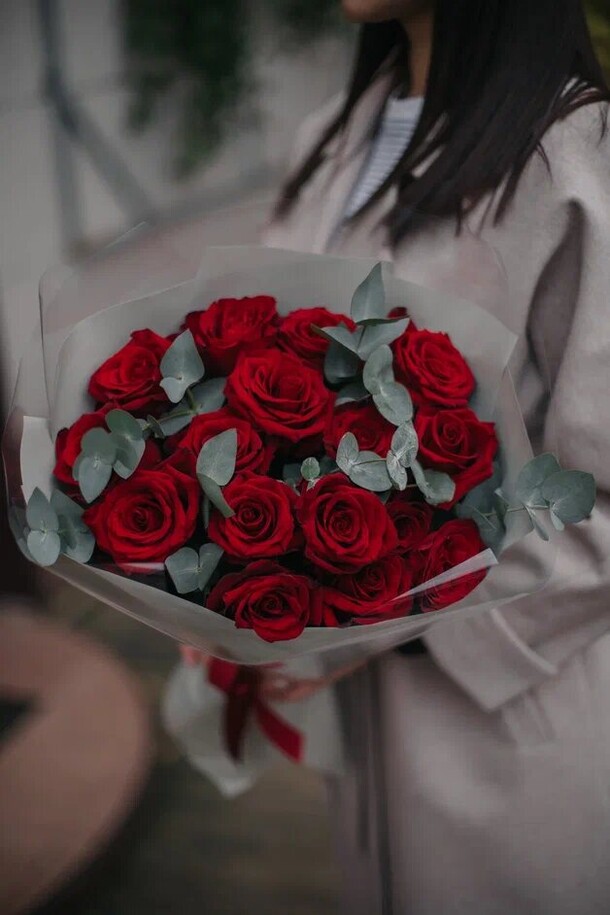 Букет из 15 роз с эвкалиптом, артикул F1149038 - 8800 рублей, доставка по городу. Flawery - доставка цветов