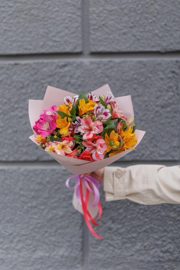 Букет из 7 альстромерий, артикул F1278245 - 2800 рублей, доставка по городу. Flawery - доставка цветов