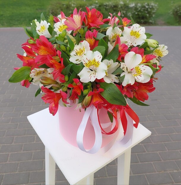 Альстромерия а коробочке, артикул F1284848 - 2950 рублей, доставка по городу. Flawery - доставка цветов