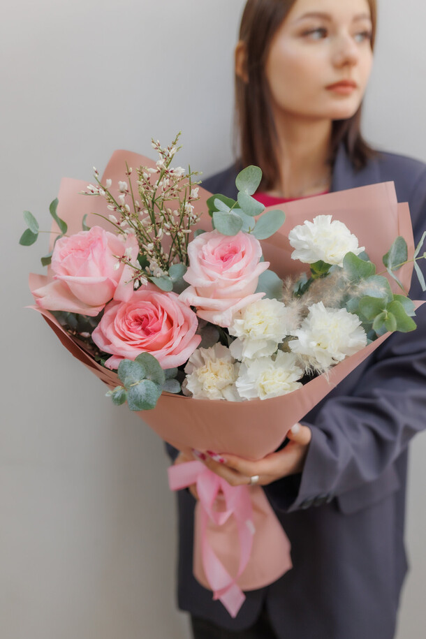 Букет из роз  и диантусов, артикул F1285965 - 4200 рублей, доставка по городу. Flawery - доставка цветов